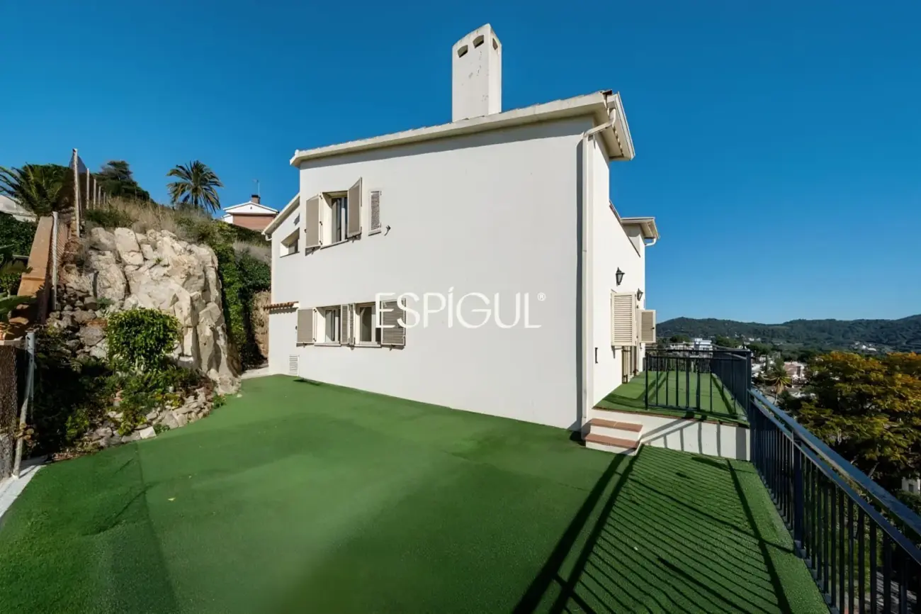 Casa independent a reformar amb excel·lents vistes al mar a Alella