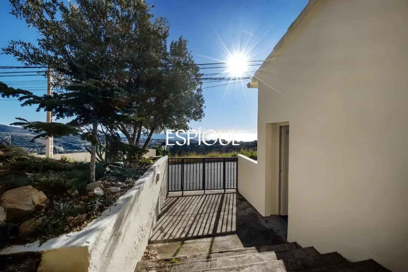 Casa independent a reformar amb excel·lents vistes al mar a Alella