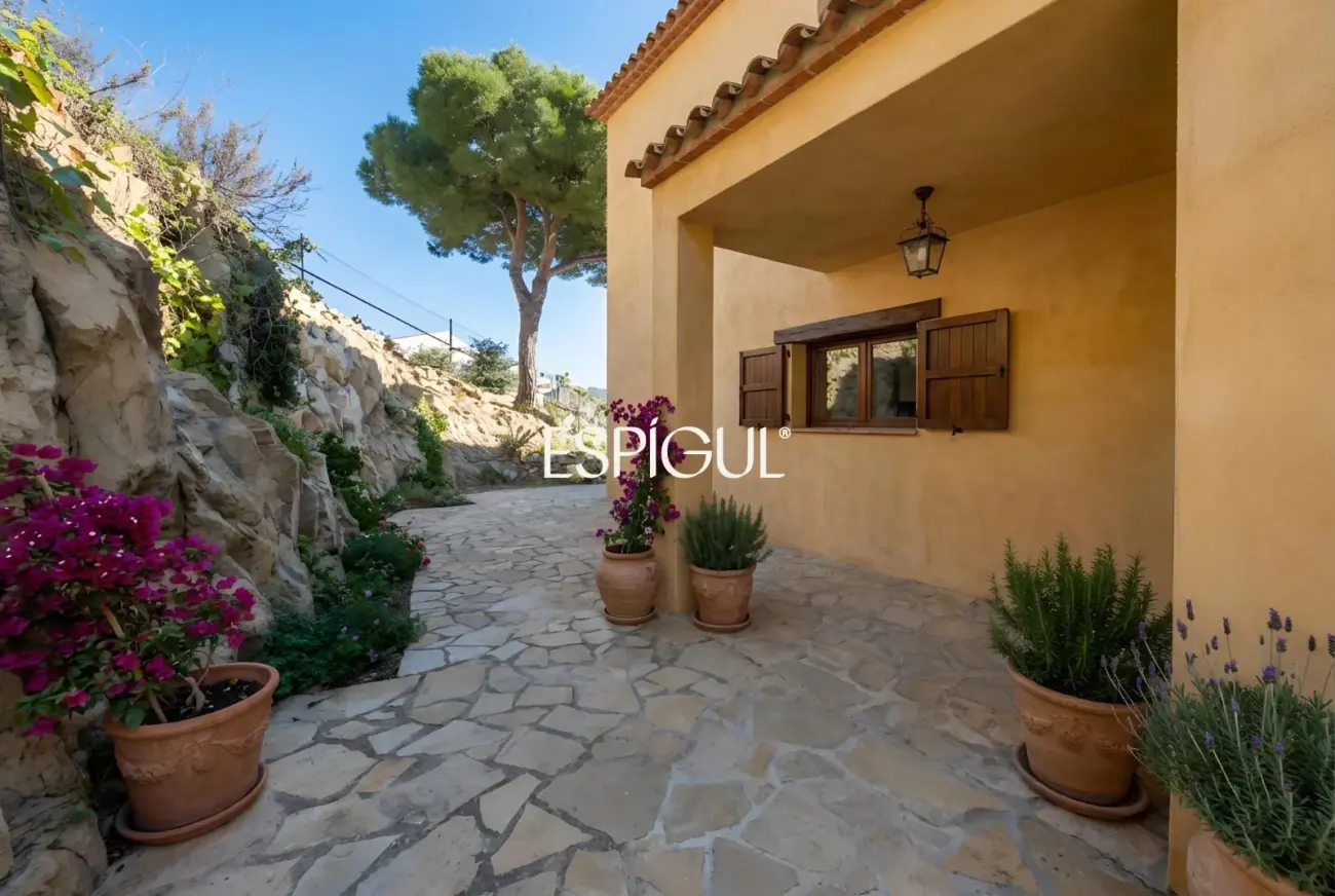 Casa independent a reformar amb excel·lents vistes al mar a Alella