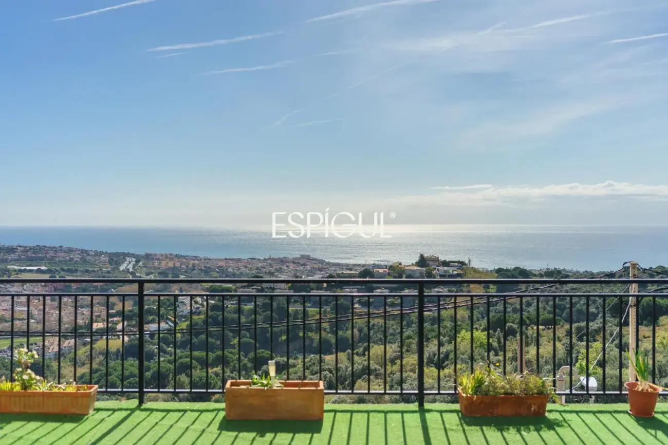 Maison individuelle à rénover avec excellentes vues sur la mer à Alella