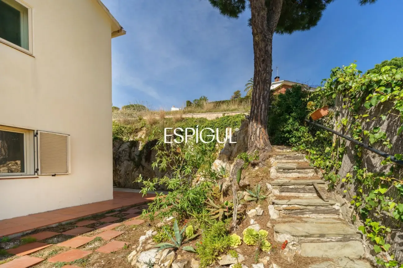 Maison individuelle à rénover avec excellentes vues sur la mer à Alella