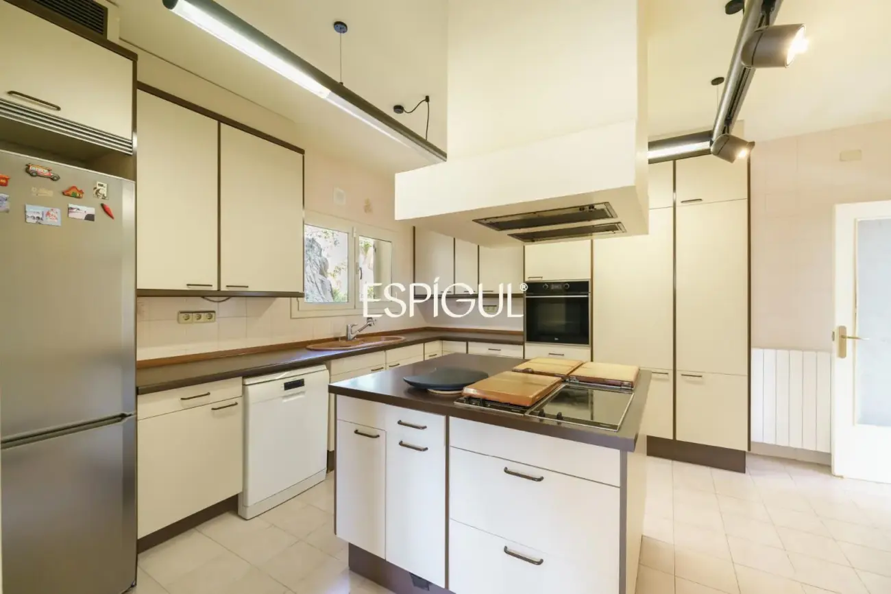 Maison individuelle à rénover avec excellentes vues sur la mer à Alella