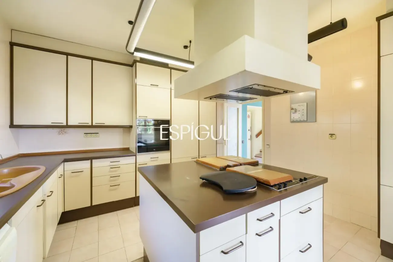 Maison individuelle à rénover avec excellentes vues sur la mer à Alella