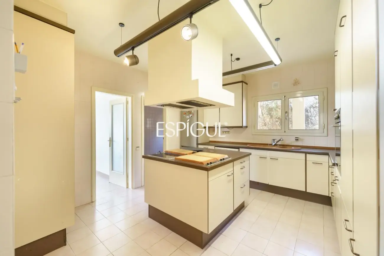 Maison individuelle à rénover avec excellentes vues sur la mer à Alella