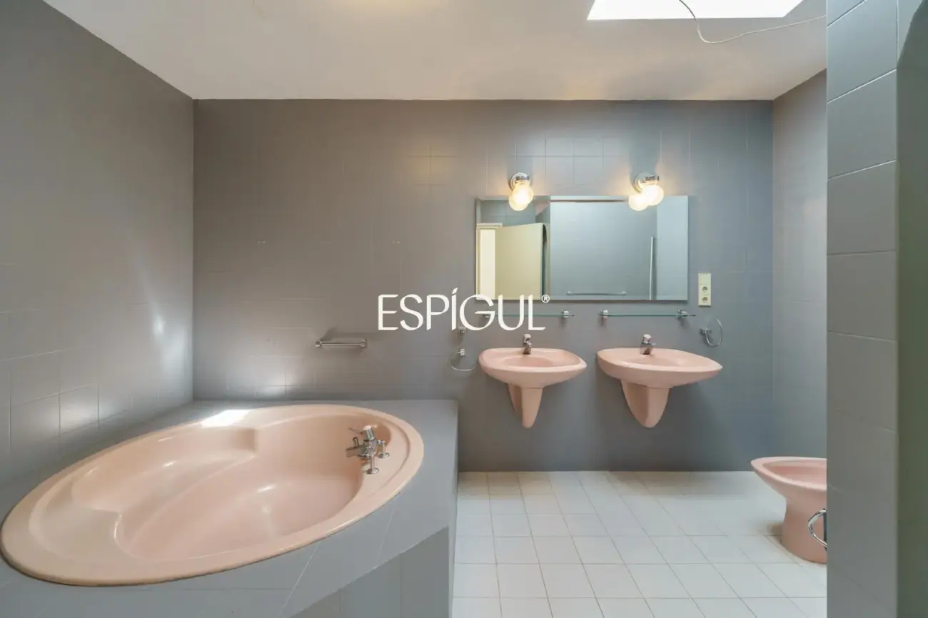 Maison individuelle à rénover avec excellentes vues sur la mer à Alella