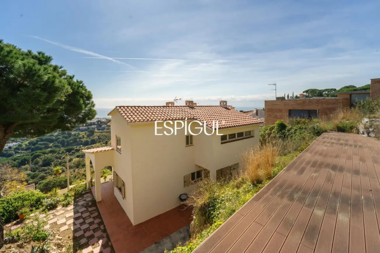 Maison individuelle à rénover avec excellentes vues sur la mer à Alella