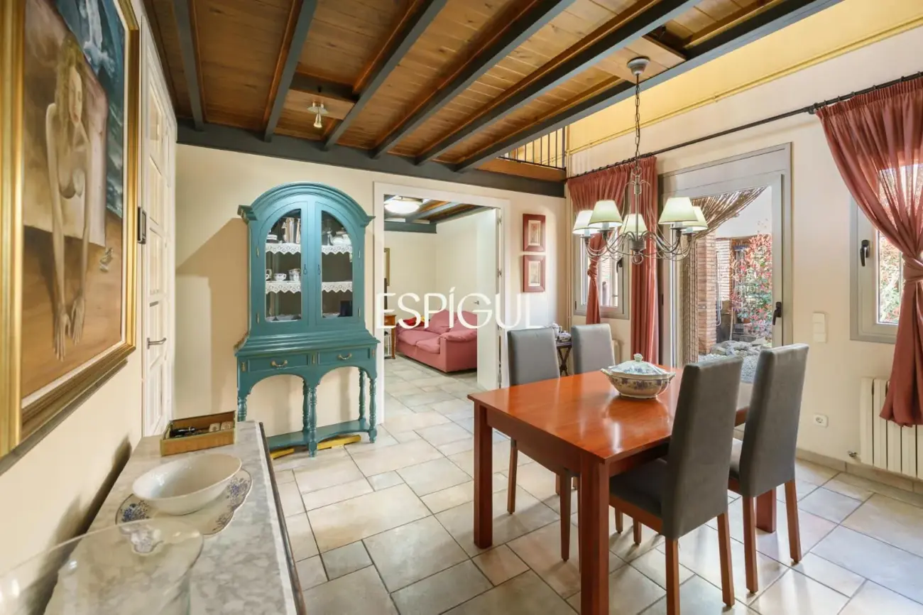 Casa independiente con jardín y piscina privada  muy próxima al centro de Teià