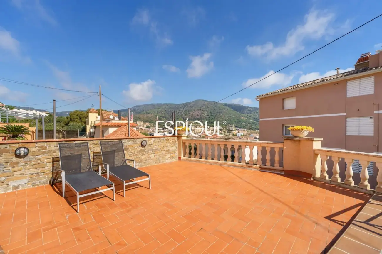 Casa independiente con jardín y piscina privada  muy próxima al centro de Teià