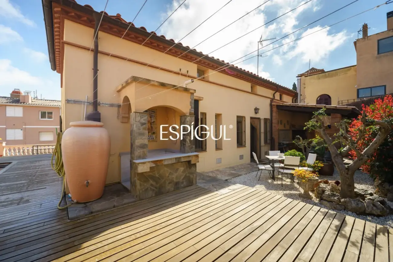 Casa independiente con jardín y piscina privada  muy próxima al centro de Teià