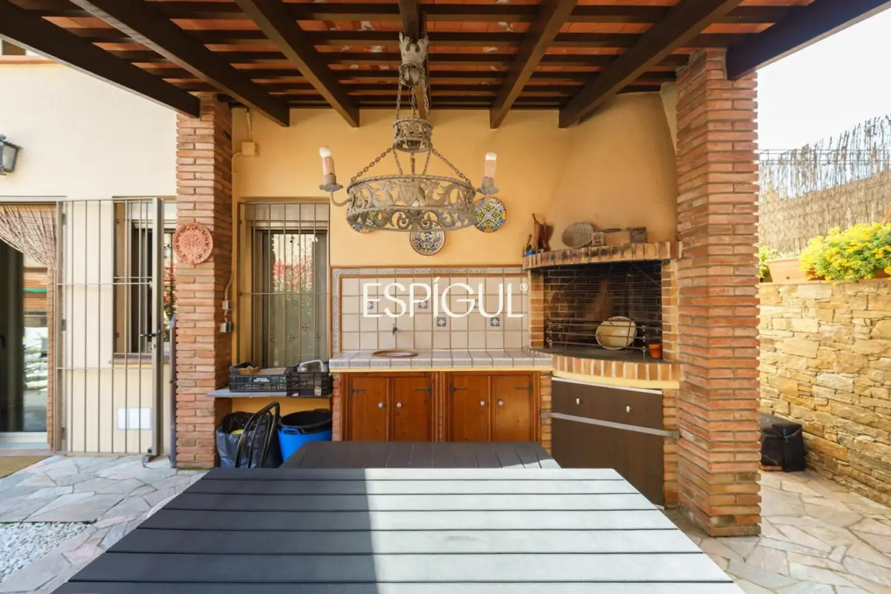 Casa independiente con jardín y piscina privada  muy próxima al centro de Teià