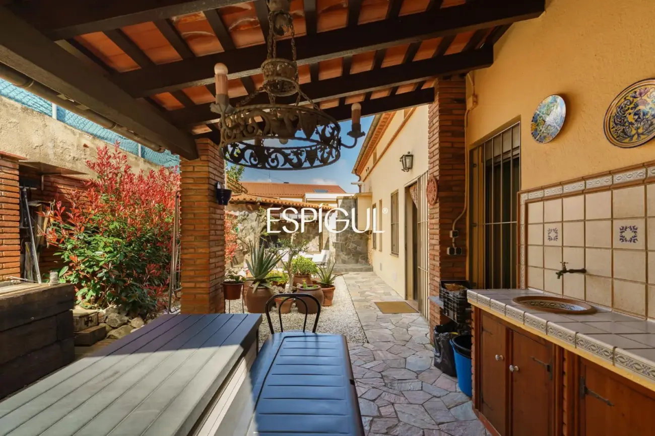 Casa independiente con jardín y piscina privada  muy próxima al centro de Teià