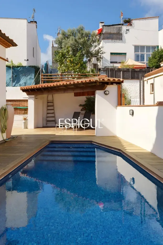 Casa independiente con jardín y piscina privada  muy próxima al centro de Teià