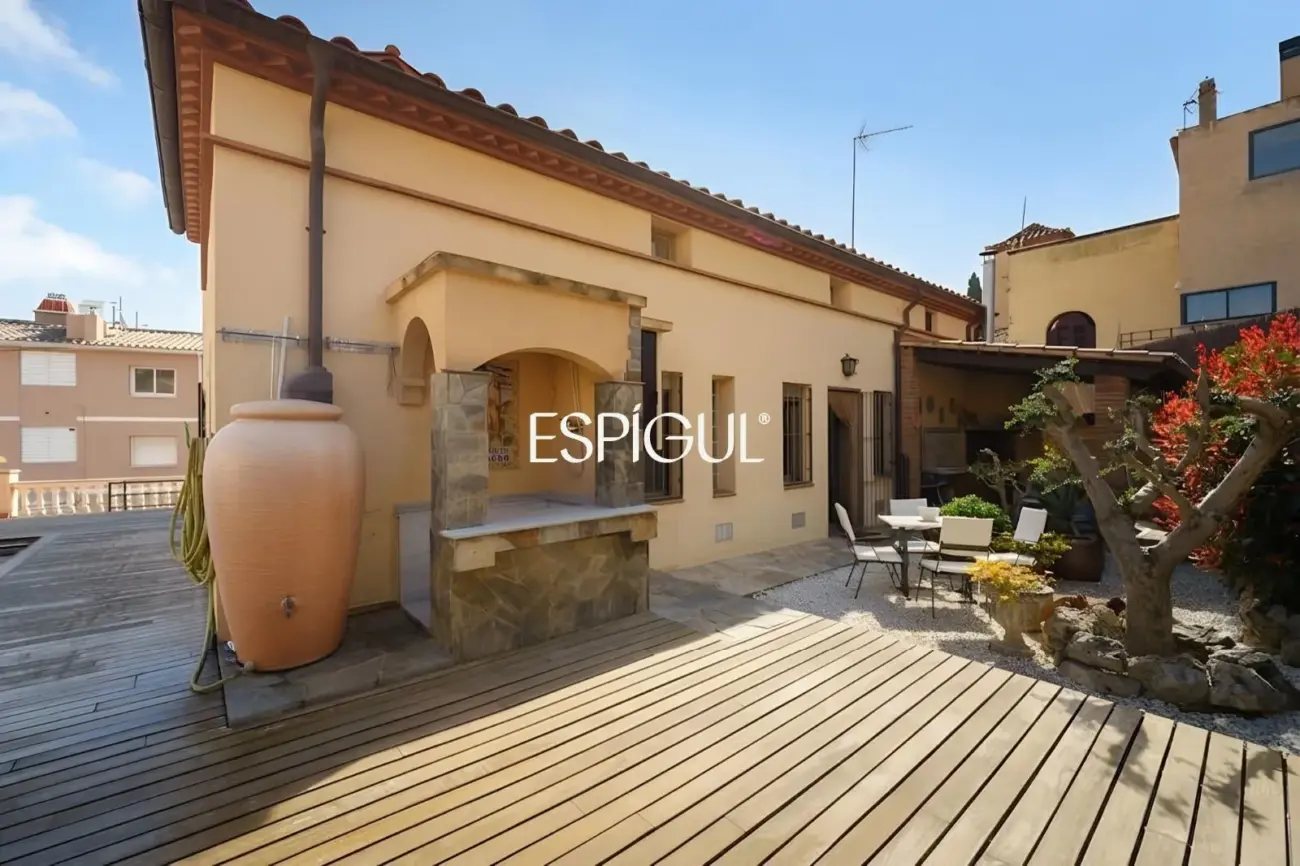 Casa independiente con jardín y piscina privada  muy próxima al centro de Teià