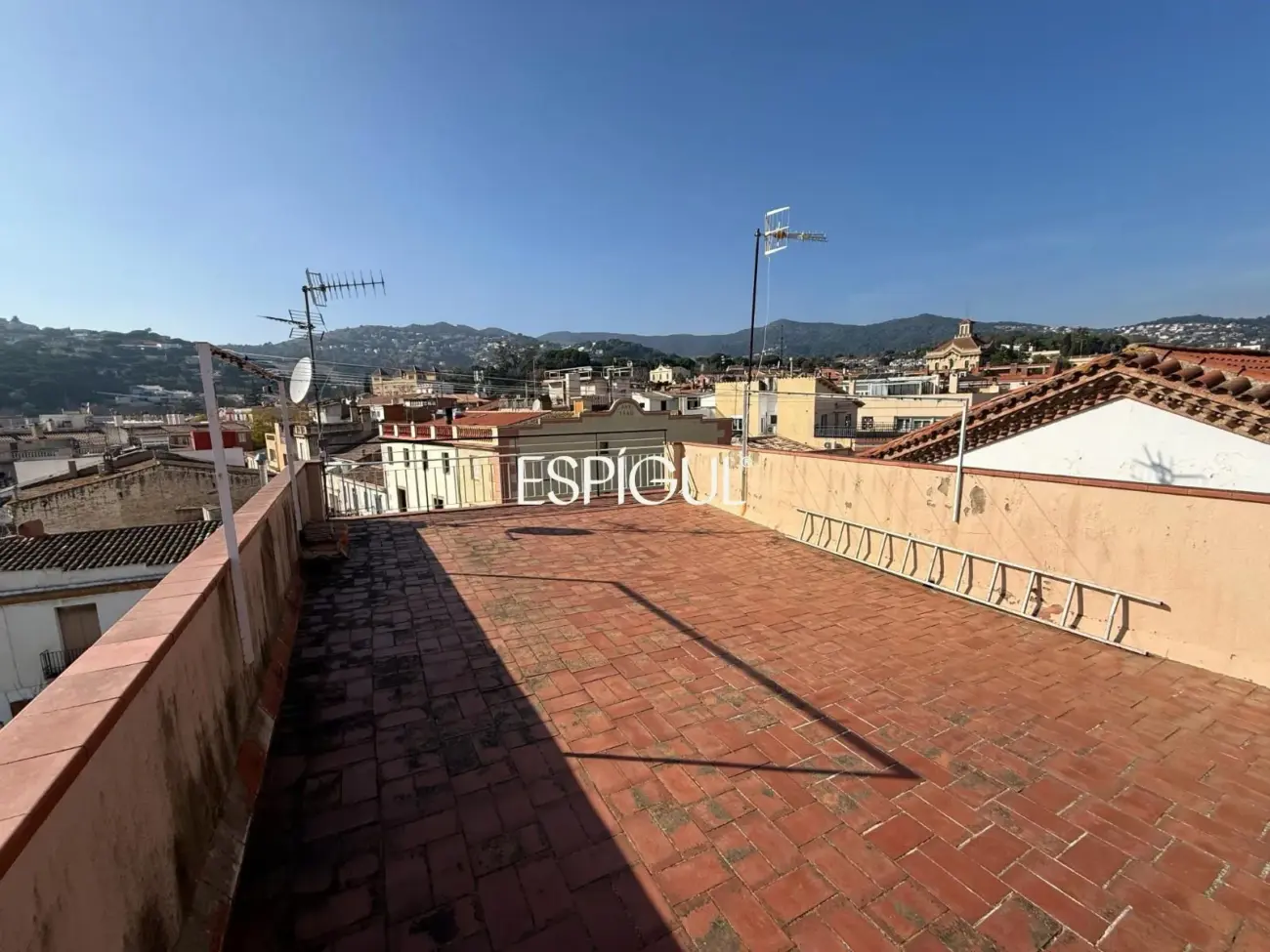 Coqueto y céntrico ático con vistas sobre Alella