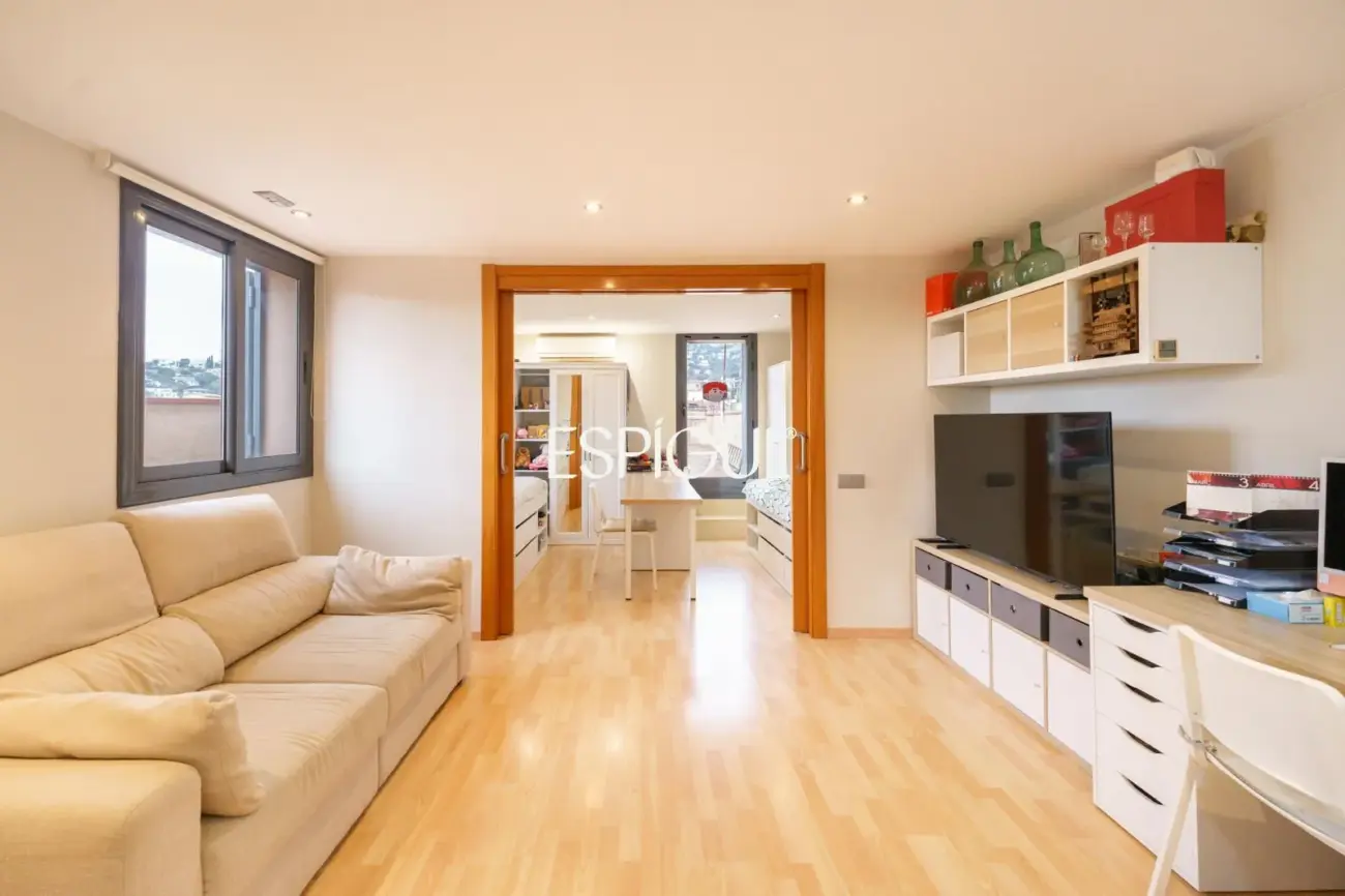 Charming and central penthouse with views over Alella