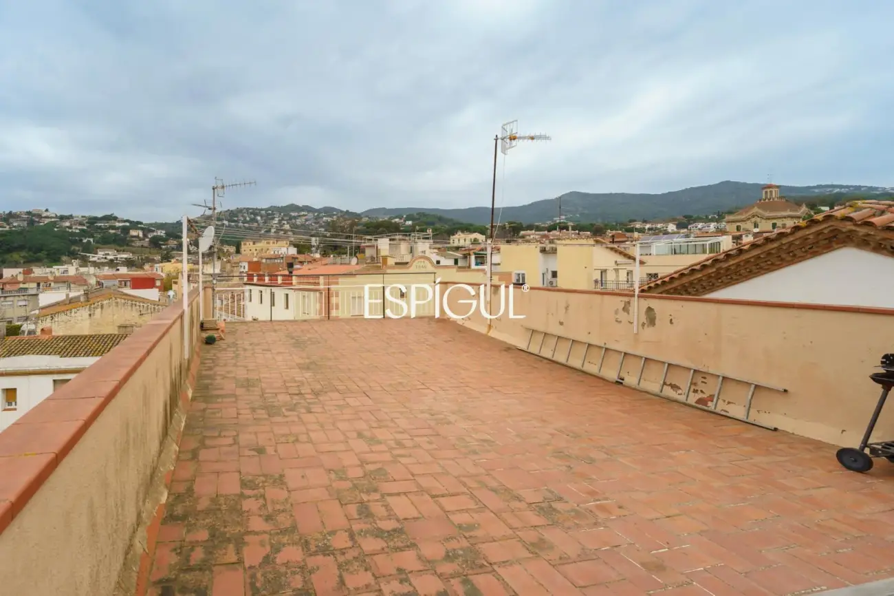 Acollidor i cèntric àtic amb vistes sobre Alella