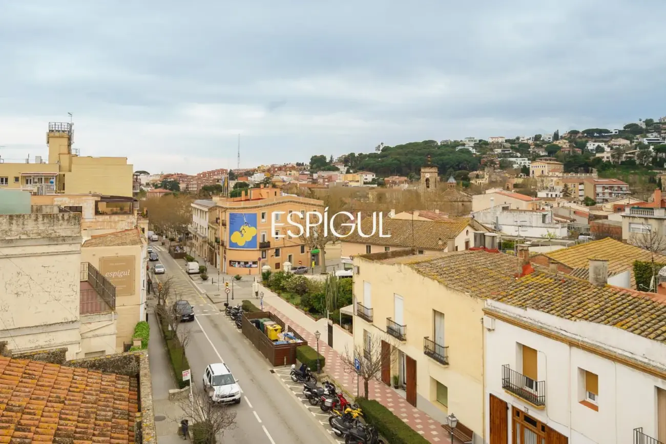 Acollidor i cèntric àtic amb vistes sobre Alella