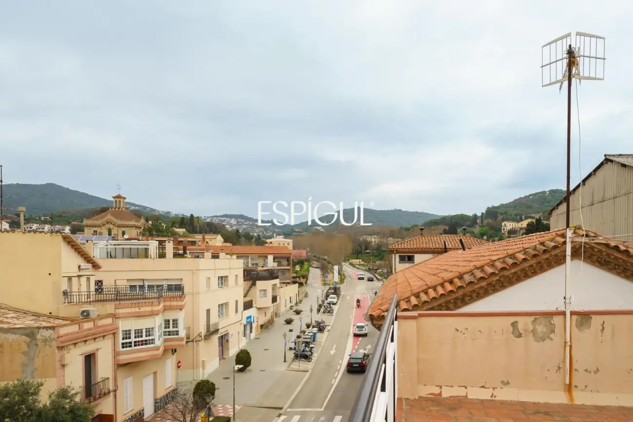 Acollidor i cèntric àtic amb vistes sobre Alella