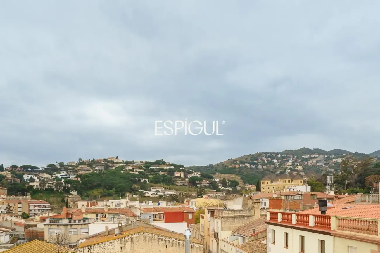 Acollidor i cèntric àtic amb vistes sobre Alella