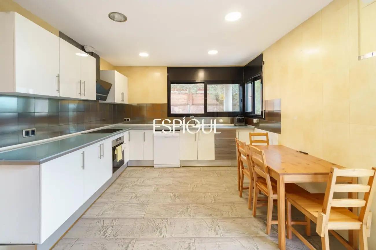 Élégante demeure avec vue sur la montagne à Vallromanes