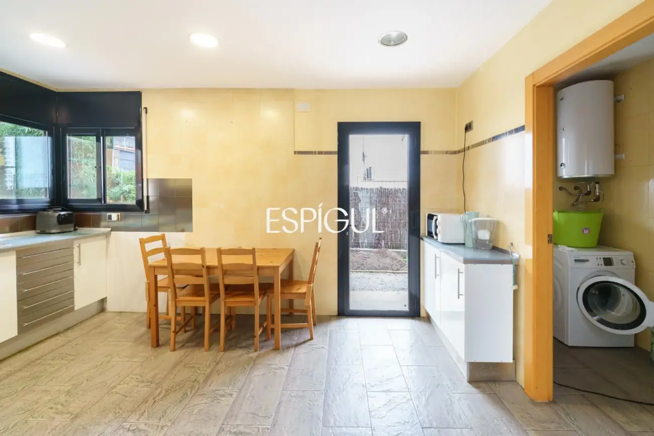 Élégante demeure avec vue sur la montagne à Vallromanes