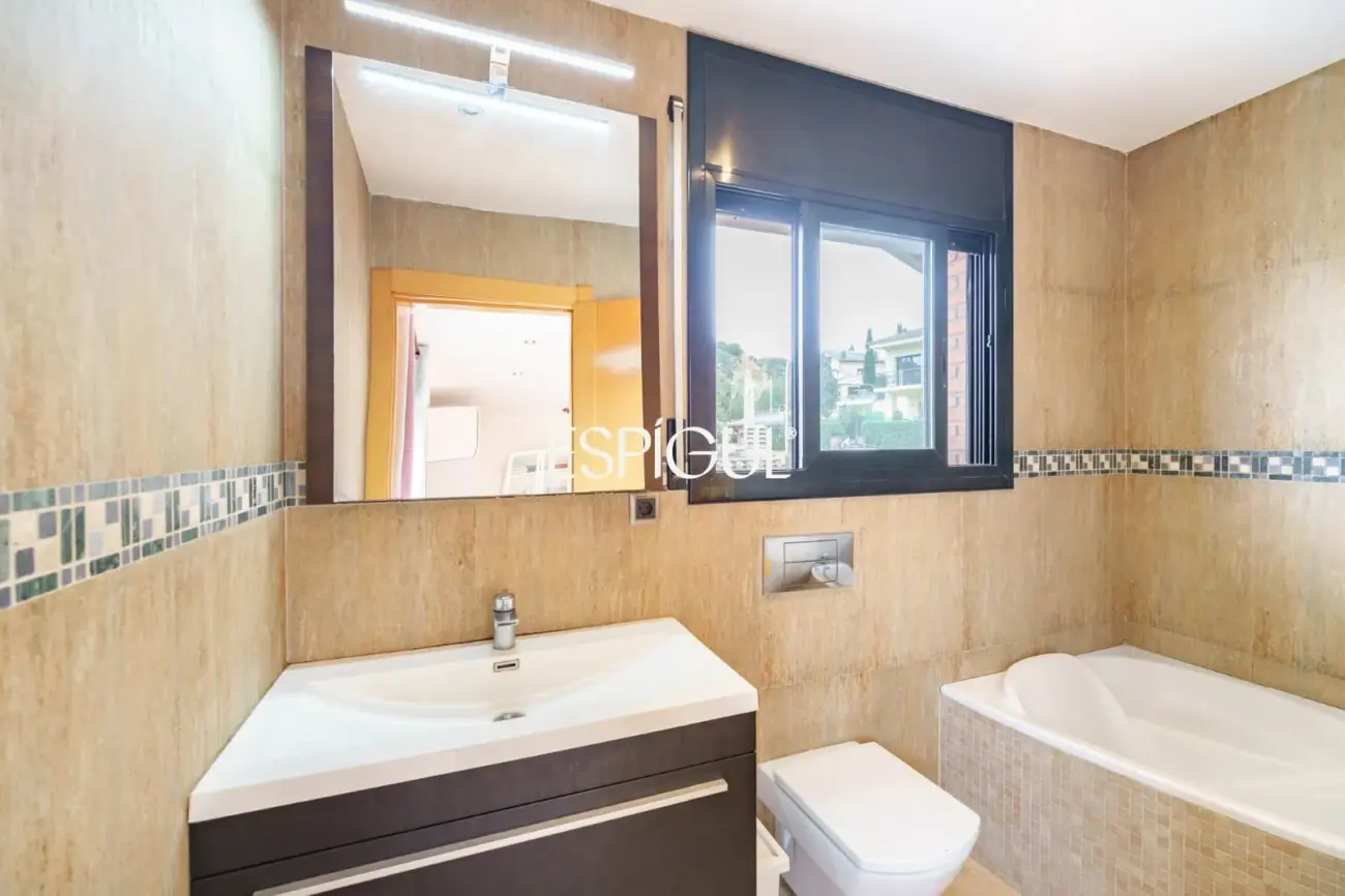 Élégante demeure avec vue sur la montagne à Vallromanes