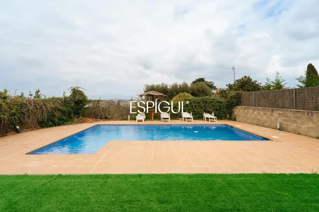 Elegant habitatge amb vistes a la muntanya a Vallromanes