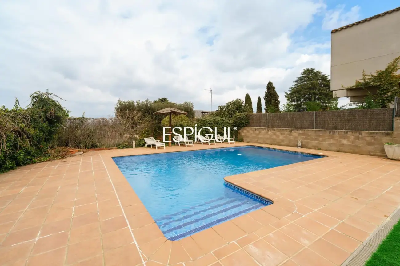 Elegant habitatge amb vistes a la muntanya a Vallromanes