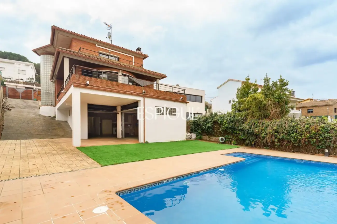 Elegant habitatge amb vistes a la muntanya a Vallromanes