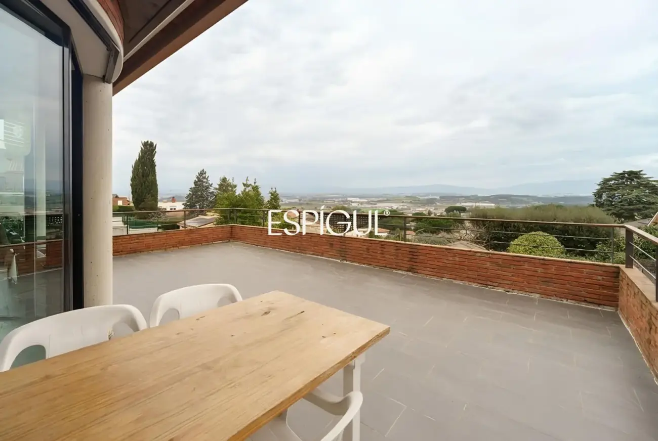 Elegante vivienda con vistas a la montaña en Vallromanes