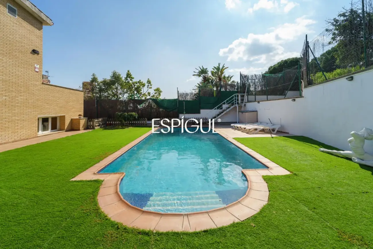 Espectacular casa amb piscina, ascensor i vistes al mar a Canet de Mar