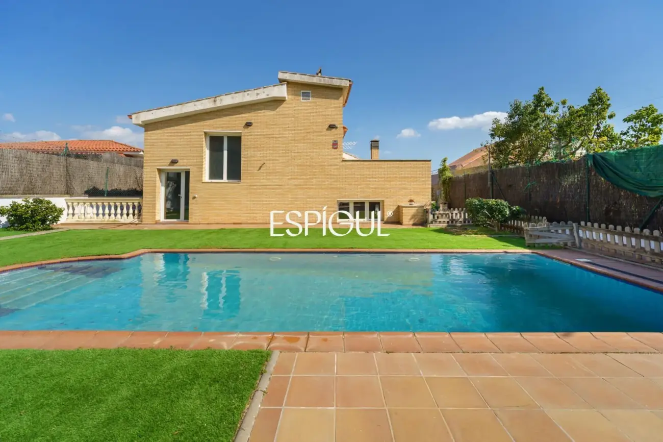 Espectacular casa amb piscina, ascensor i vistes al mar a Canet de Mar