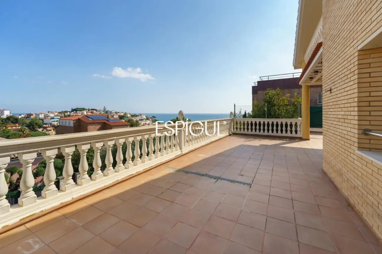 Espectacular casa amb piscina, ascensor i vistes al mar a Canet de Mar