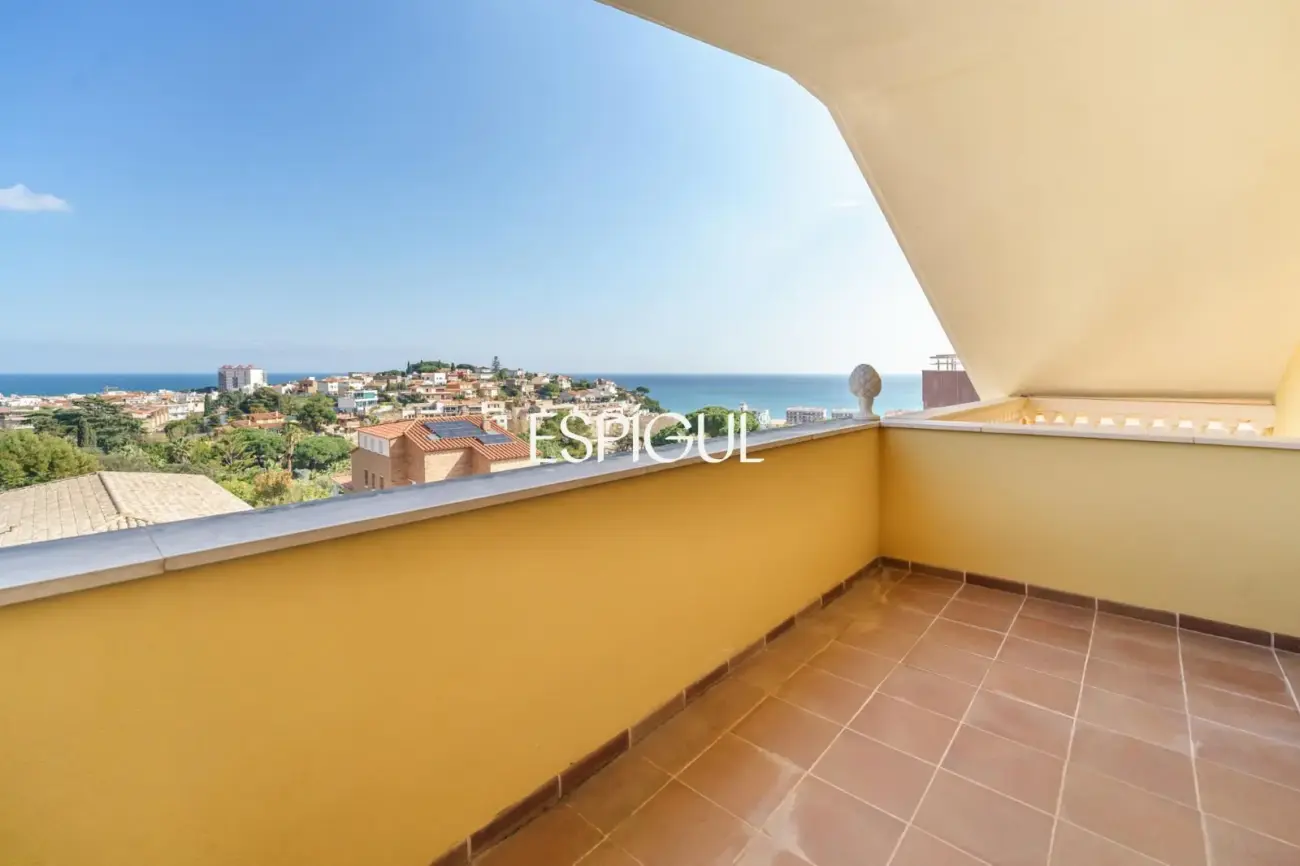 Espectacular casa amb piscina, ascensor i vistes al mar a Canet de Mar