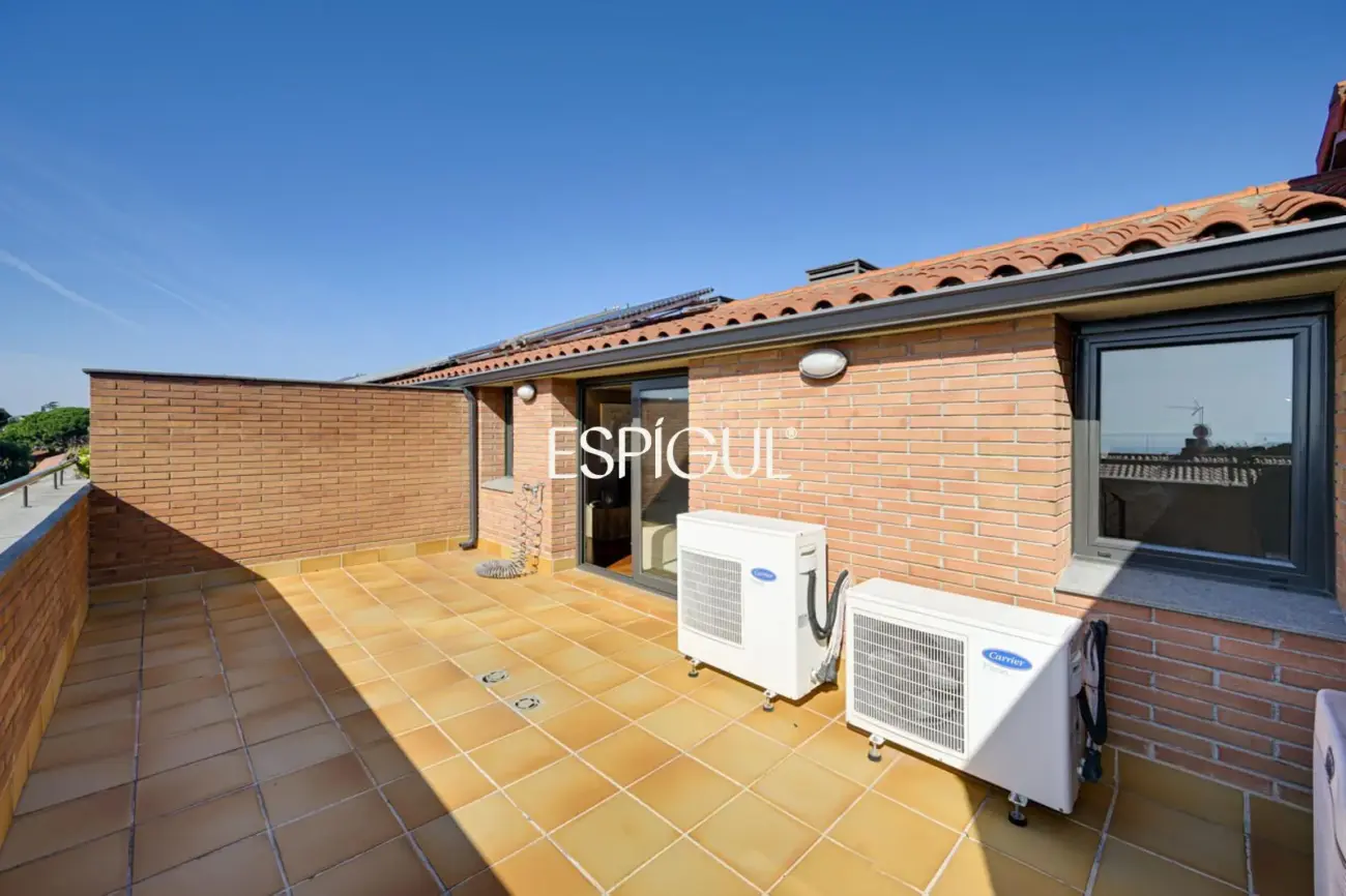 Эксклюзивный дом с частным бассейном и видом на море в одном из лучших районов Эль-Масноу