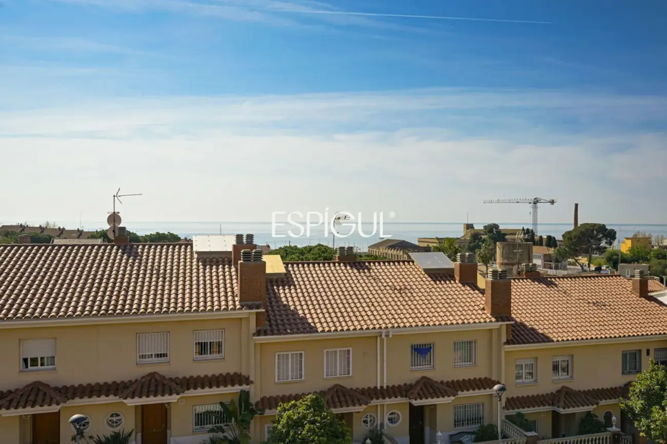 Эксклюзивный дом с частным бассейном и видом на море в одном из лучших районов Эль-Масноу