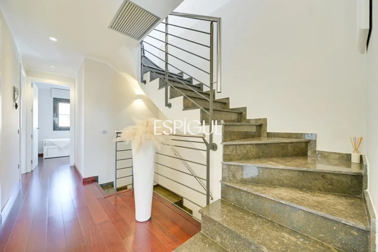 Эксклюзивный дом с частным бассейном и видом на море в одном из лучших районов Эль-Масноу