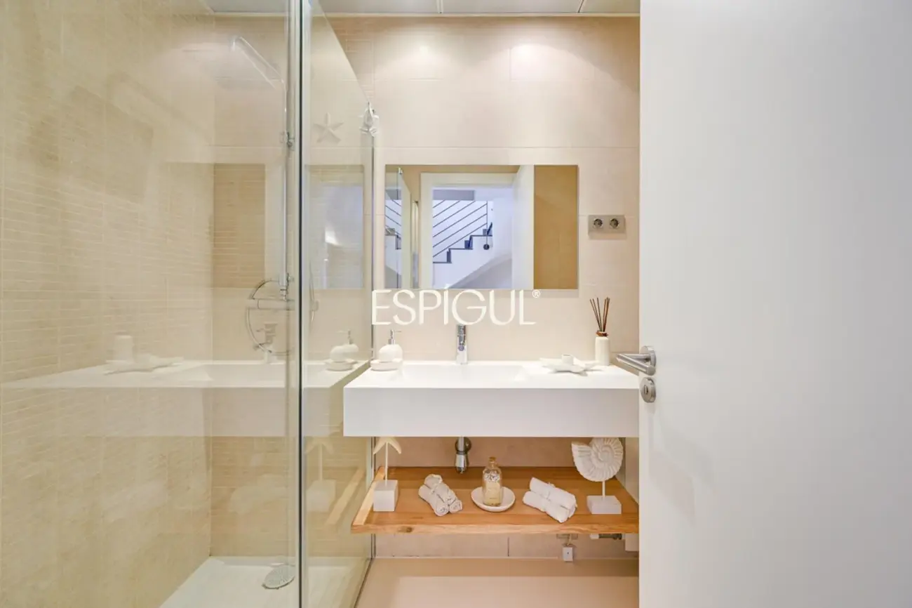 Эксклюзивный дом с частным бассейном и видом на море в одном из лучших районов Эль-Масноу