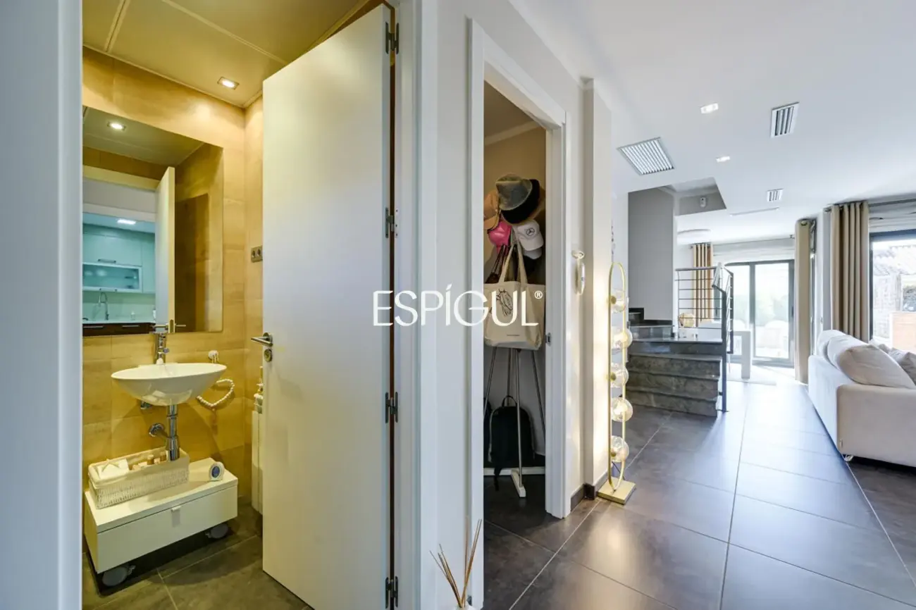 Эксклюзивный дом с частным бассейном и видом на море в одном из лучших районов Эль-Масноу