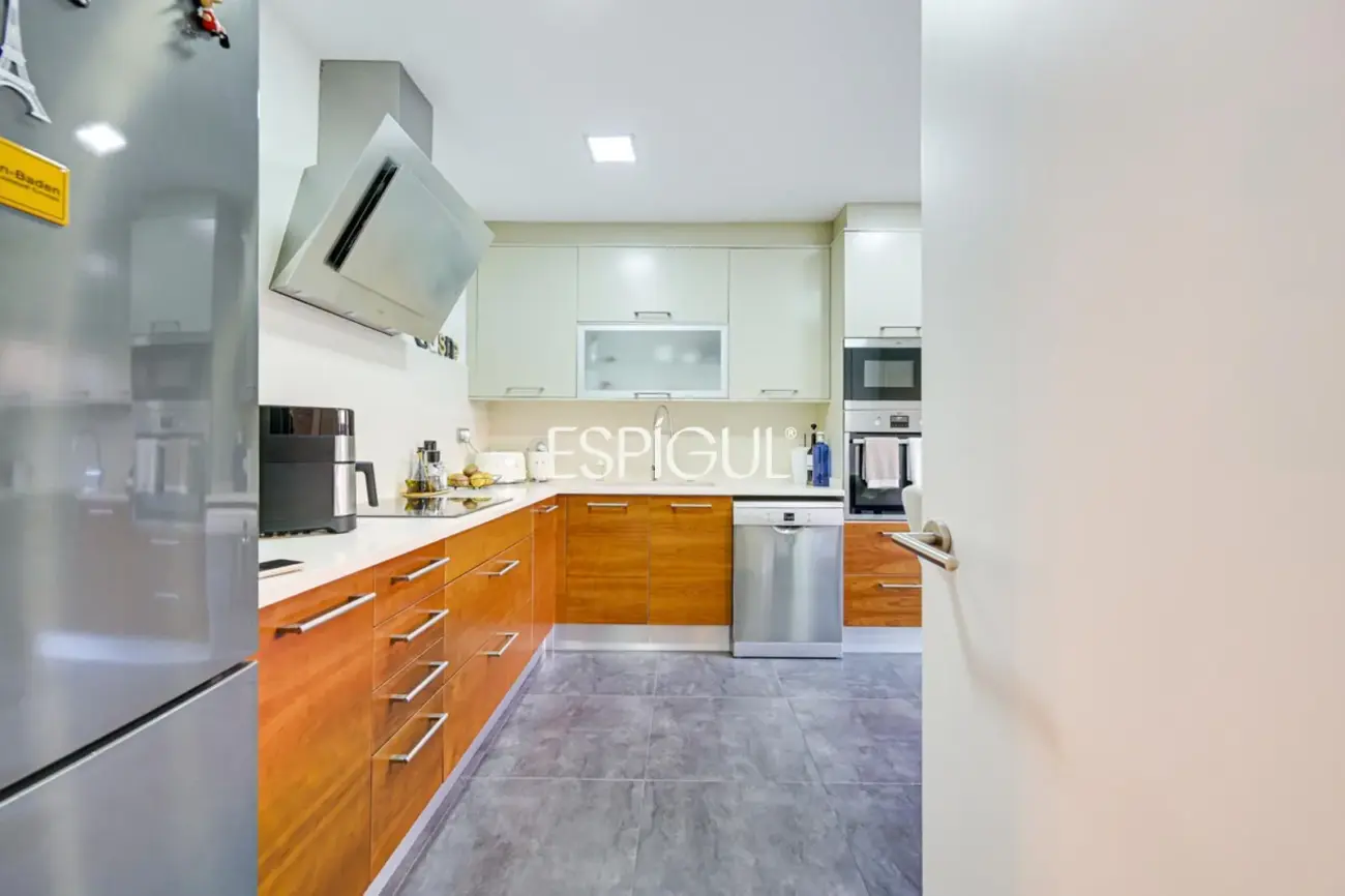 Эксклюзивный дом с частным бассейном и видом на море в одном из лучших районов Эль-Масноу