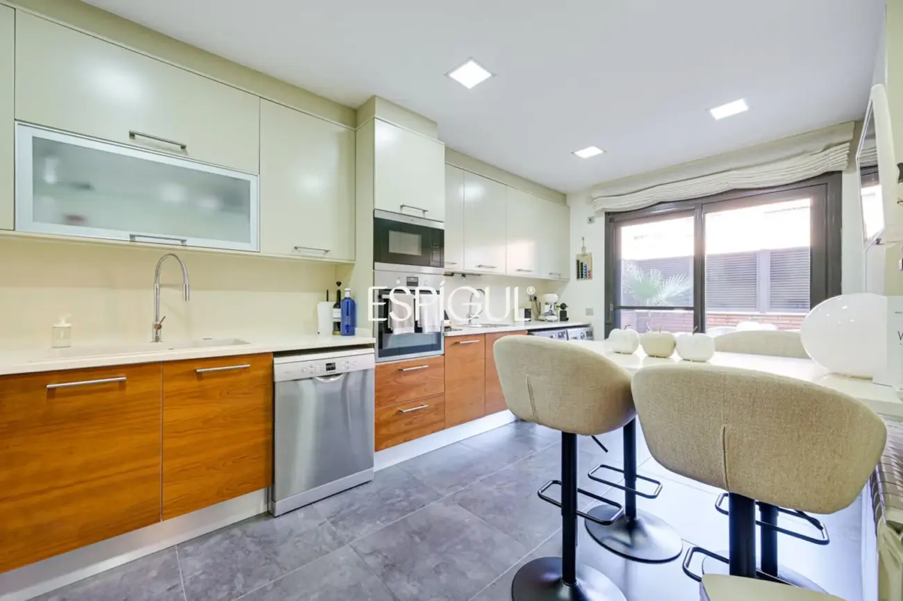 Эксклюзивный дом с частным бассейном и видом на море в одном из лучших районов Эль-Масноу