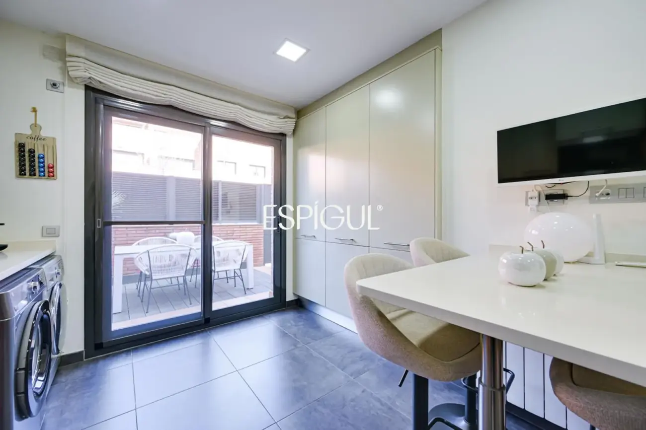 Эксклюзивный дом с частным бассейном и видом на море в одном из лучших районов Эль-Масноу