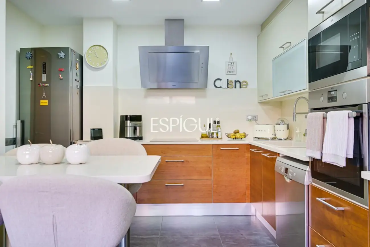 Эксклюзивный дом с частным бассейном и видом на море в одном из лучших районов Эль-Масноу