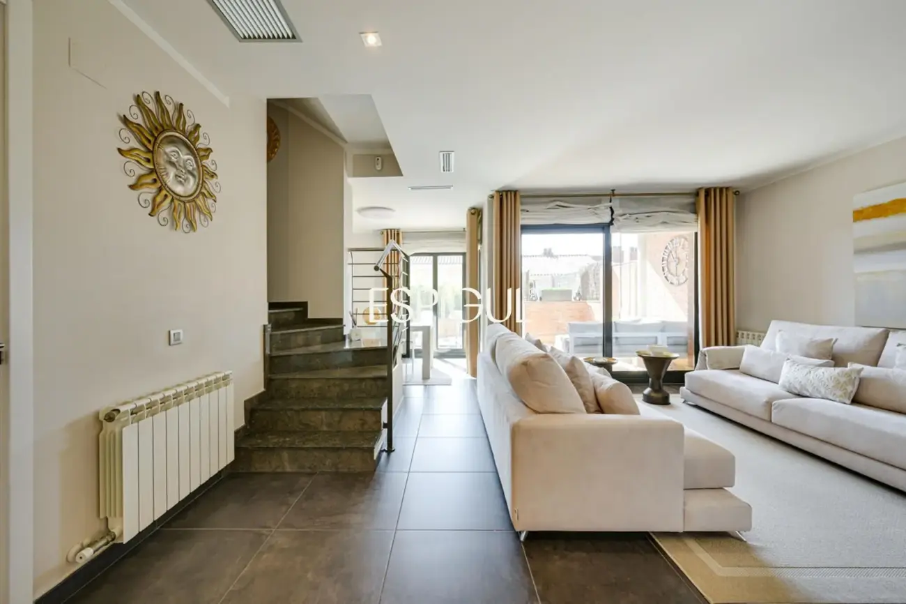 Эксклюзивный дом с частным бассейном и видом на море в одном из лучших районов Эль-Масноу