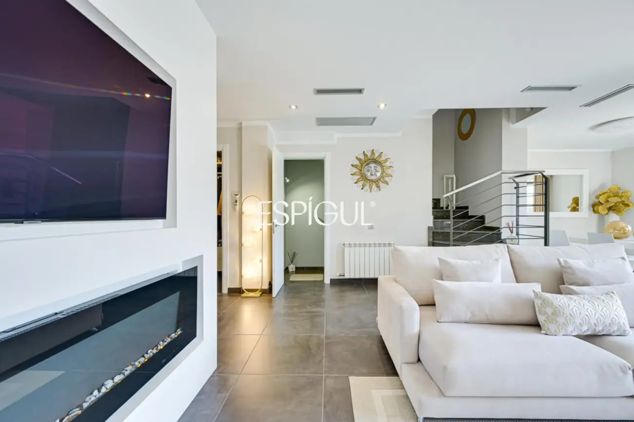 Эксклюзивный дом с частным бассейном и видом на море в одном из лучших районов Эль-Масноу