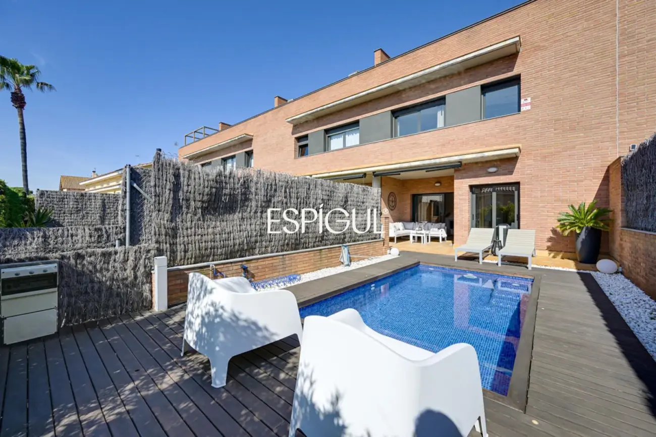 Эксклюзивный дом с частным бассейном и видом на море в одном из лучших районов Эль-Масноу