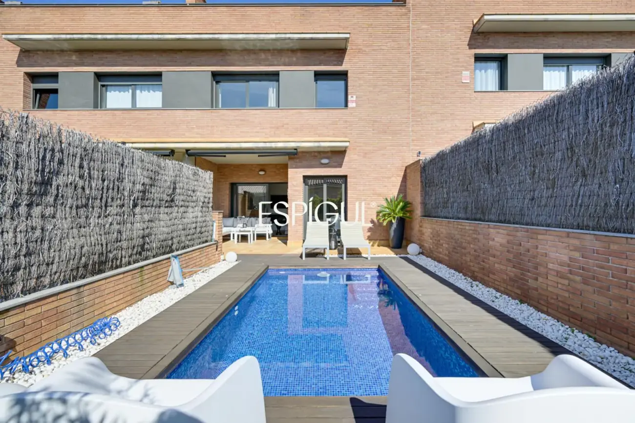 Эксклюзивный дом с частным бассейном и видом на море в одном из лучших районов Эль-Масноу