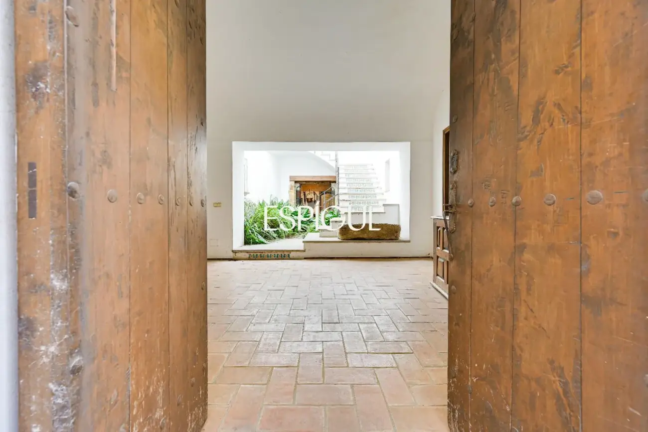 Exclusiva casa de pueblo con jardín en el centro