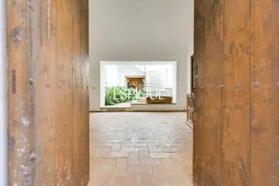 Exclusiva casa de pueblo con jardín en el centro