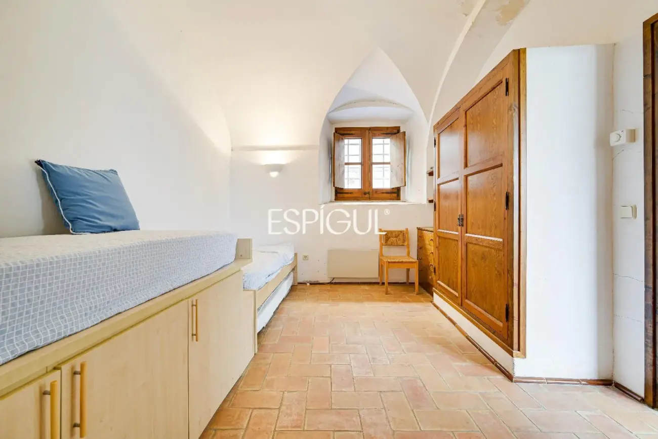 Exclusiva casa de pueblo con jardín en el centro